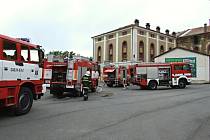 CVIČENÍ ve středu zaměstnalo čtyři jednotky hasičů. K fiktivnímu požáru vyjeli profesionálové z Liberce a tři dobrovolné jednotky z Vratislavic, Pilínkova a Vesce.