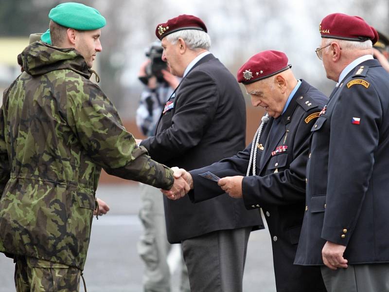 SLAVNOSTNÍ NÁSTUP příslušníků 31. brigády radiační, chemické a biologické ochrany proběhl v Kasárnách 6. října v Liberci.