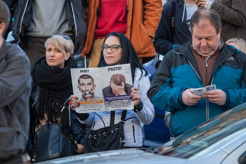 Demostrace nazvaná "Proč? Proto!" proběhla 10. května na náměstí Dr. E. Beneše v Liberci. Následně se demonstranti přesunuli před Grand Hotelu Imperial, kam prezident republiky Miloš Zeman pozval do předsedu vlády a předsedu ČSSD Bohuslava Sobotku, 1. mís