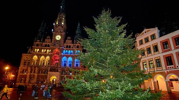 Vánoční strom zdobí liberecké náměstí