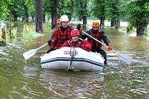 Vodní a potápěčská záchranná služba Liberec pomáhala s odstraňováním následků víkendové povodně v Černousech.