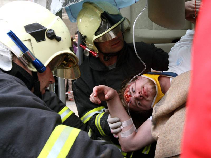 Dva pasažéři havarovaného vozidla Škoda Roomster se díky perfektní práci krajských hasičů včas dostali do péče záchranářů.