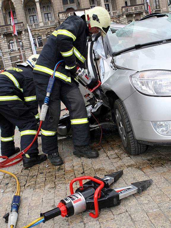 Dva pasažéři havarovaného vozidla Škoda Roomster se díky perfektní práci krajských hasičů včas dostali do péče záchranářů.