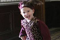 MODELY PŘEDVEDLY DĚTI. Jednou z akcí, která oživuje návštěvníkům prohlídky zámku Sychrov, bývá módní přehlídka historického oblečení. Oděvy předvádějí i nejmenší děti. 