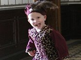 MODELY PŘEDVEDLY DĚTI. Jednou z akcí, která oživuje návštěvníkům prohlídky zámku Sychrov, bývá módní přehlídka historického oblečení. Oděvy předvádějí i nejmenší děti. 