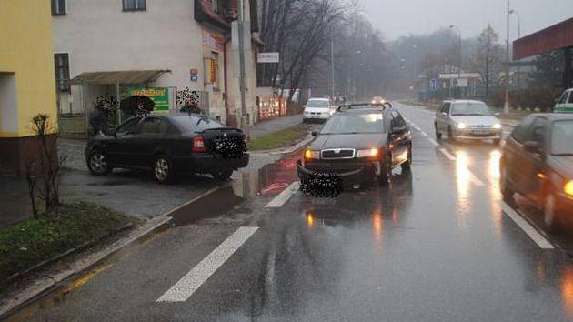 Při nehodě nabourané auto vylétlo mimo silnici.