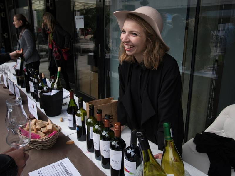 FESTIVAL VÍNA. Druhý ročník ozdobily nejen desítky vinařských firem té nejvyšší kvality, ale i skvělá gastronomie a v neposlední řadě výborná muzika. 