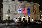 Divadlo v Liberci se zahalilo do barev trikolóry.