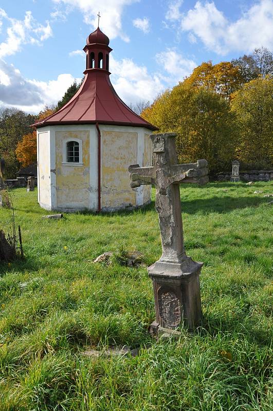 Bývalý hřbitov v okolí hřbitovní kaple u kostela sv. Stanislava v Loukově.