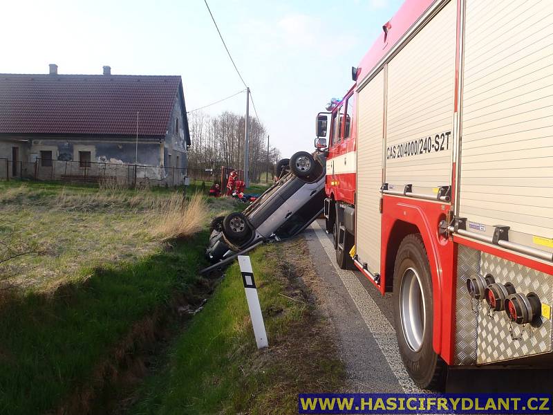 Auto se u Frýdlantu převrátilo na střechu, řidič skončil v nemocnici.