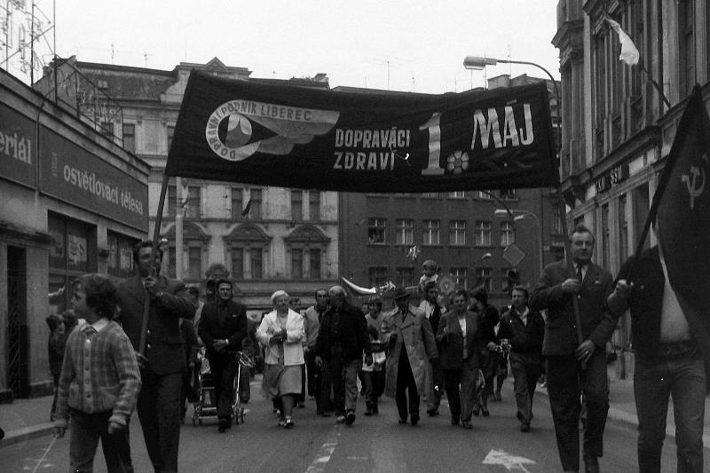 Historický snímek zachycující oslavy 1. máje na Liberecku.