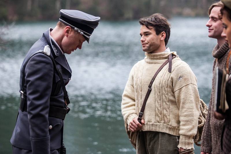 TENKRÁT V RÁJI. VAVŘINEC HRADILEK a Petr Šmíd v novém českém filmu. Zahrál si v něm i Jan Budař nebo Ondřej Havelka. 