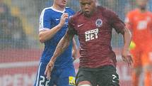 Zápas 3. kola první fotbalové ligy mezi týmy FC Slovan Liberec a AC Sparta Praha se odehrál 13. srpna na stadionu U Nisy v Liberci. Na snímku zleva Petr Ševčík a Jonathan Biabiany.