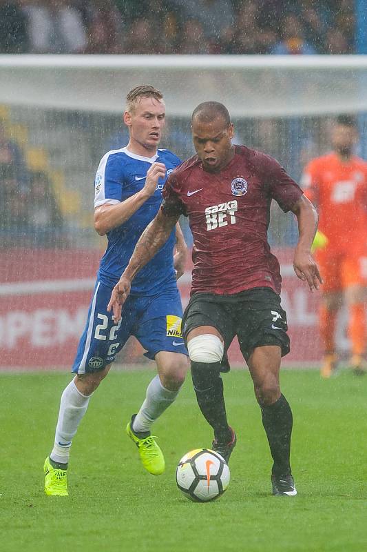 Zápas 3. kola první fotbalové ligy mezi týmy FC Slovan Liberec a AC Sparta Praha se odehrál 13. srpna na stadionu U Nisy v Liberci. Na snímku zleva Petr Ševčík a Jonathan Biabiany.