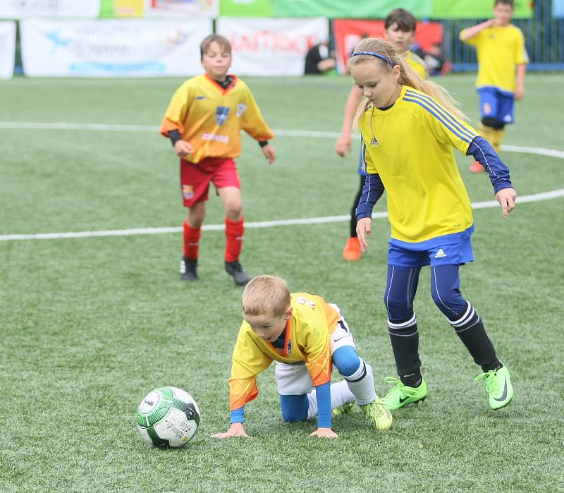 Dvě kategorie žáků ze základních škol Libereckého kraje bojovalo o titul krajského mistra v malém fotbale, který pořádal McDonald. Šlo o 21. ročník McDonald´s Cupu.