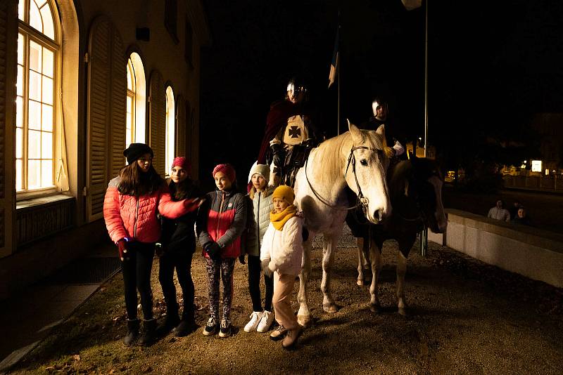 Rodiče s dětmi a lampióny prošli Hrádkem. V čele šel bílý kůň.