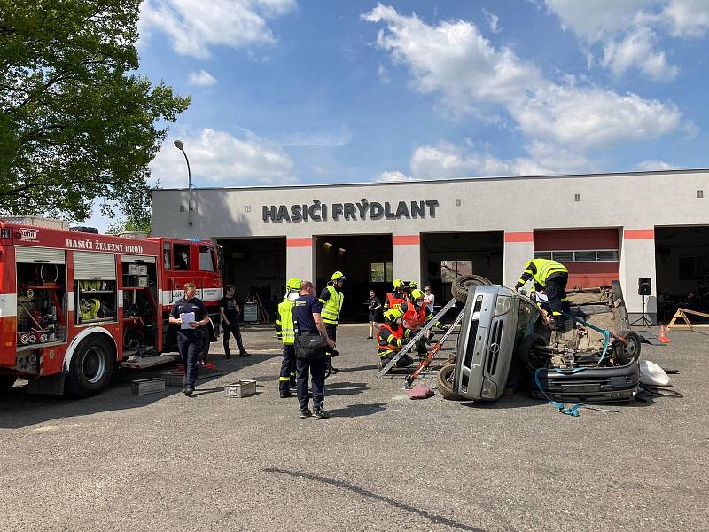 Dobrovolní hasiči soutěžili ve Frýdlantu ve vyprošťování osob z havarovaných vozů.