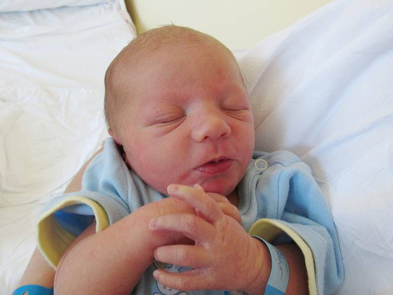 JIŘÍ VÁŇA Narodil se 29. května v liberecké porodnici  mamince Heleně Holčukové z Liberce.  Vážil 3,24 kg a měřil 50 cm.