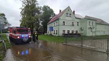 Jelikož voda začala zaplavovat domy ve Višňové, rozhodli hasiči evakuovat obyvatele do bezpečí.