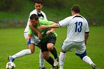 V LISU STRÁŽE. V presu dvou hráčů domácí Stráže se ocitl studánecký Tomáš Hájek, který kvůli zranění nakonec tvrdé derby nedohrál.