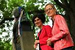 Andrea Fischerová (vpravo) a Tereza Rafoth (vlevo) už několik let ve Světlé pod Ještědem připomínají odkaz spisovatelky Karoliny Světlé.
