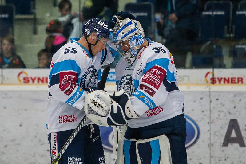 Utkání 16. kola Tipsport extraligy ledního hokeje se odehrálo 2. listopadu v liberecké Home Credit areně. Utkaly se celky Bílí Tygři Liberec a Piráti Chomutov. Na snímku zleva Martin Ševc a Roman Will.