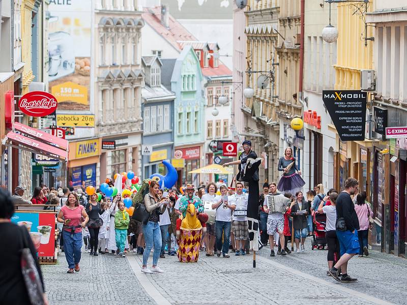 Průvodem loutek a masek odstartoval 13. června v Liberci festival profesionálních loutkových divadel. Průvod vedl od Naivního divadla přes náměstí Dr. E. Beneše a zpět.