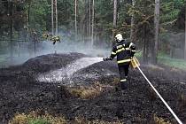 Hasiči zasahují u požáru lesa na Prosečském hřebeni u Vratislavic.