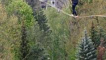 V libereckém Harcově chodili slacklineři mezi budovami vysokoškolských kolejí.