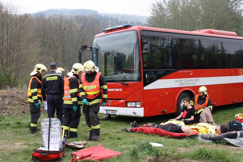 Nehoda autobusu se spoustou zraněných, naštěstí cvičně.