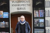 Zavřeno. „Ještě nedávno jsem takhle vyhlížel zákazníky,“ říká knihkupec Vladimír Opatrný.