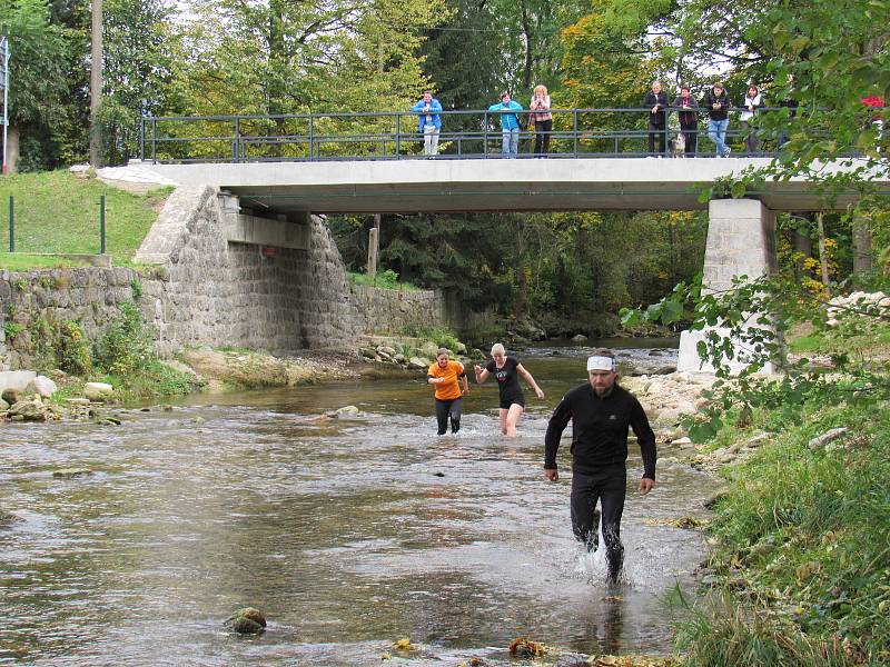 Žulový trojboj - běh řekou, na běžkách s pneumatikou a výběh na Ořešník a zpět na náměstí v Hejnicích.