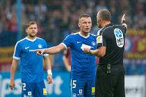 Zápas 3. kola první fotbalové ligy mezi týmy FC Slovan Liberec a AC Sparta Praha se odehrál 13. srpna na stadionu U Nisy v Liberci. Na snímku zprava rozhodčí Miroslav Zelinka a Vladimír Coufal.