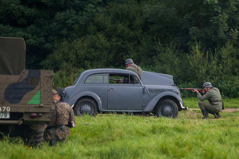 Rekonstrukce historické bitvy na západní frontě, dobývání pevnosti Dunkerque Československou samostatnou obrněnou brigádou v roce 1944, proběhla 9. září na dětském dni v libereckém Vesci.