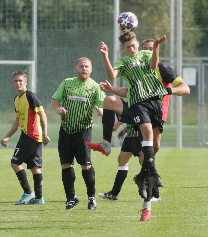 V okresním fotbale se utkali nováčci soutěže Krásná Studánka B a Mníšek. Zápas skončil plichtou 1:1. Domácí hráči jsou v zelených dresech.