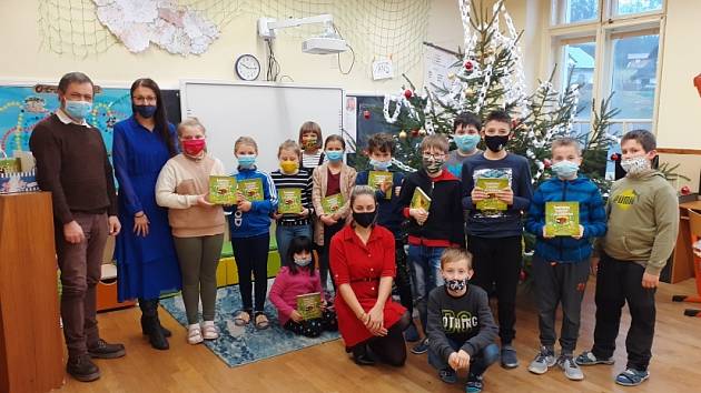 Na ZŠ Benešov u Semil došlo před vánočními svátky k vyhodnocení čtenářské aktivity Čteme s rodiči.