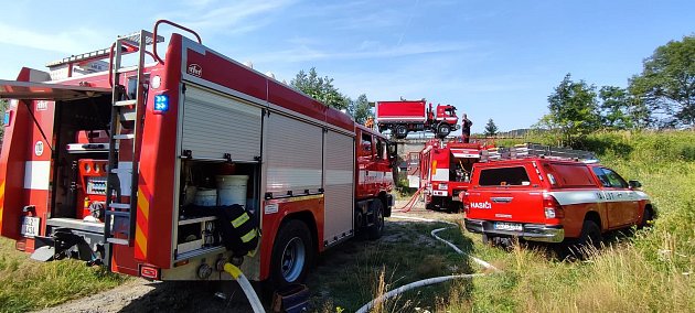 U Křižan zasahují hasiči, likvidují velký požár vlaku.