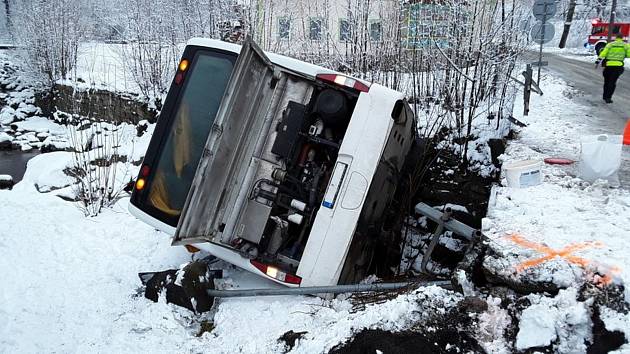 V Bílém Potoce spadl autobus do Smědé. Na místě pomáhají hasiči