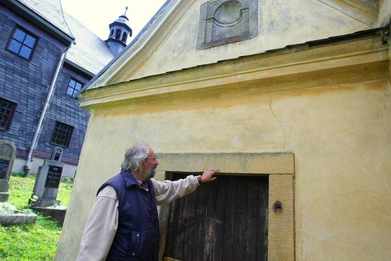 Na snímku Martin Chaloupka u barokní márnice, kterou hodlá na vlastní náklady opravit a zpřístupnit veřejnosti.