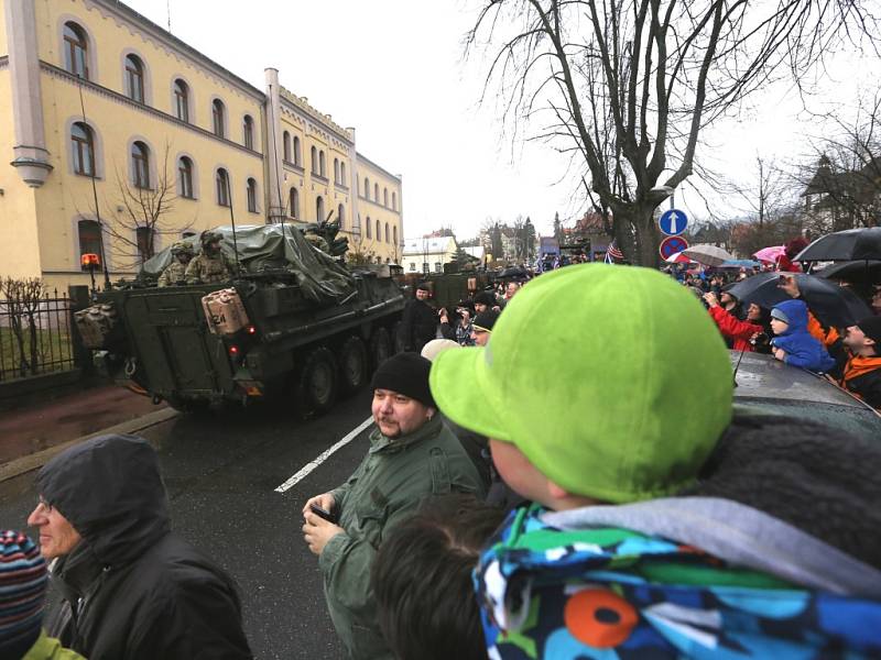 Konvoj dorazil ke kasárnám v Liberci.