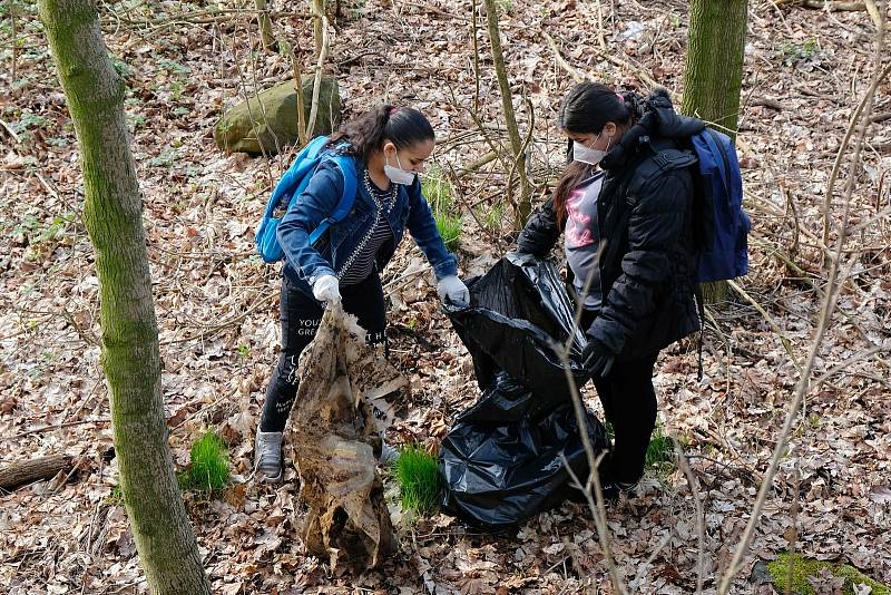 Téměř pět desítek žáků Základní školy speciální Frýdlant se ve středu 21. dubna 2021 zapojilo v rámci mezinárodního Dne Země do úklidu Frýdlantu.