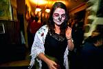 Oslava Día de Muertos v libereckém pivním baru Azyl