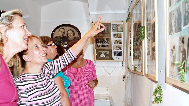 Ojedinělou výstavu svatebních fotografií z 19. a 20. století si můžou v těchto dnech prohlédnout lidé v městské galerii v Chrastavě. 