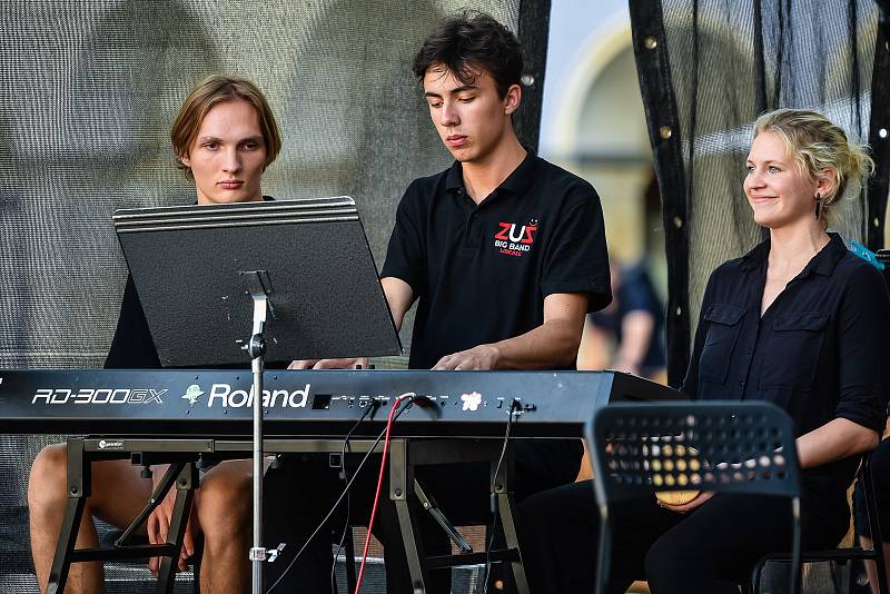 Pestrý program opět nabídne Léto na náměstí v Liberci. Zahájil ho koncert Big Bandu Jazz Tube z Augsburgu a Big Bandu ZUŠ Liberec.