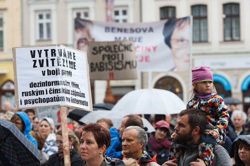 Demonstrace na náměstí Dr. E. Beneše proti premiérovi Andreji Babišovi a ministryni spravedlnosti Marii Benešové.