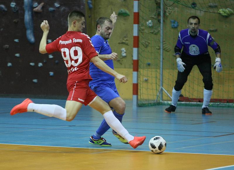 Liberecký Pampuch Team (v červeném) prohrál v domácím duelu II. futsalové ligy s Kladnem 3:5