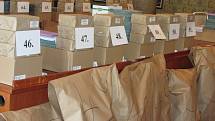 Na liberecké radnici se dnes od 9 do 11 hodin rozdělovaly volební materiály, které putovaly do jednotlivých volebních místností po celém městě.