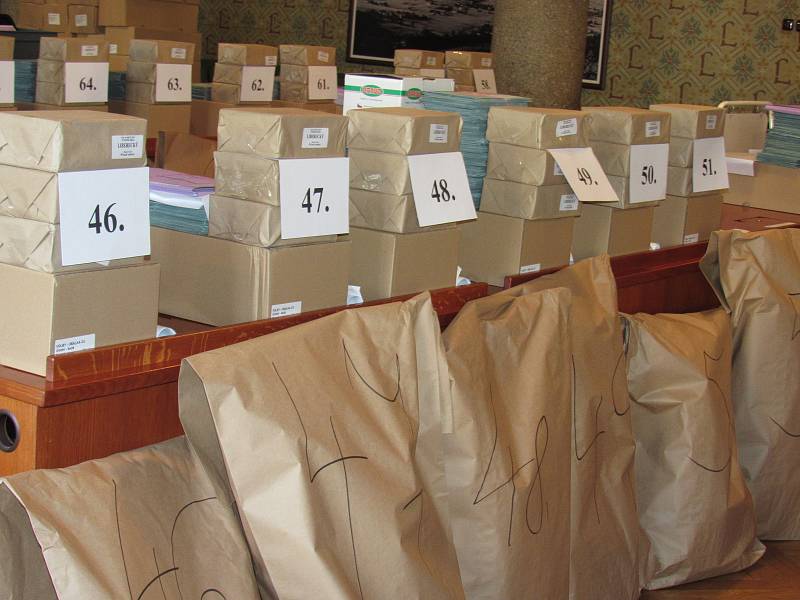 Na liberecké radnici se dnes od 9 do 11 hodin rozdělovaly volební materiály, které putovaly do jednotlivých volebních místností po celém městě.