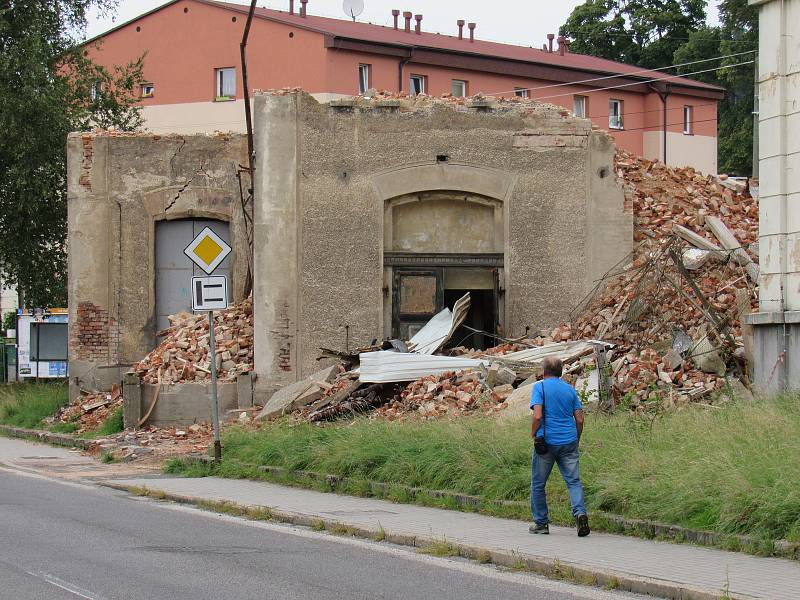 Zchátralý areál bývalé Textilany v Novém Městě pod Smrkem. Část areálu je zbouraná, sutiny ale zůstaly na místě. V létě se z nich práší, což vadí lidem v okolních domech.