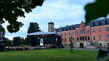 Závěrečný koncert sezony uspořádala Česká filharmonie mimo prahu, na zámku Sychrov.